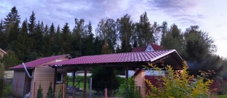 Навес из металлочерепицы двускатный для зоны отдыха Навес из металлочерепицы двускатный для зоны отдыха