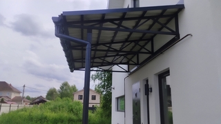 Односкатный навес из профнастила над входом в дом